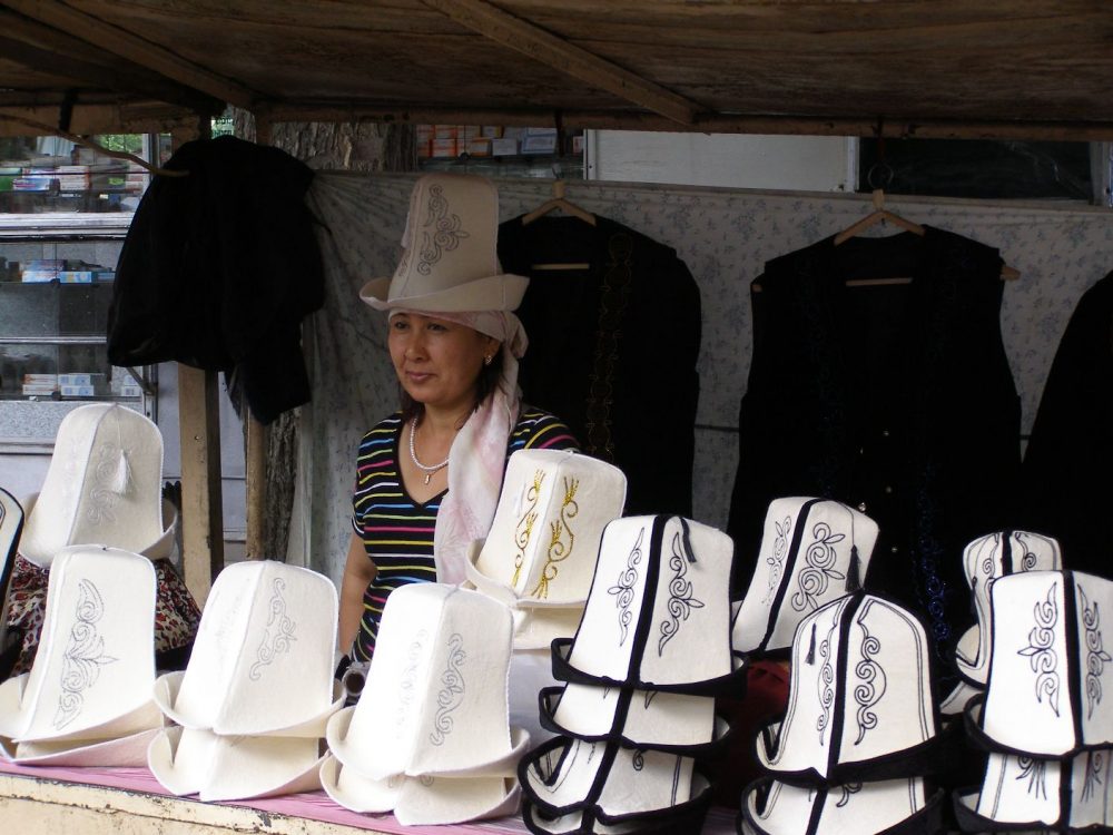 Hier kann der Kirgise seinen typischen Hut erwerben.