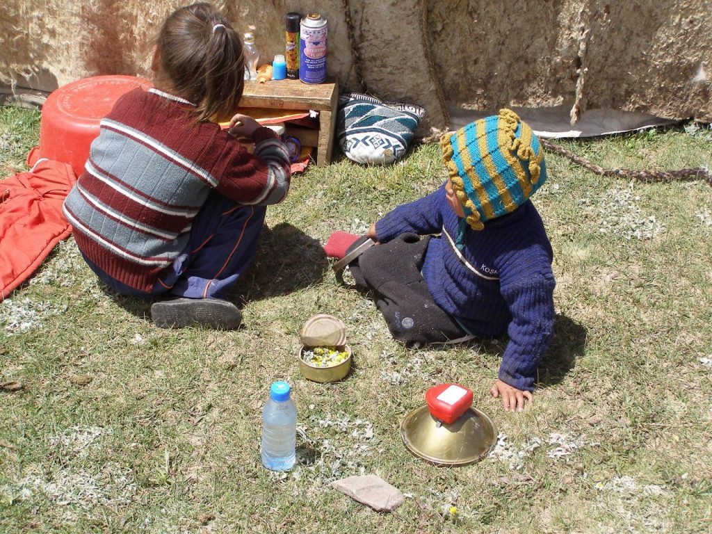 Spielende Kinder bei der Jurte