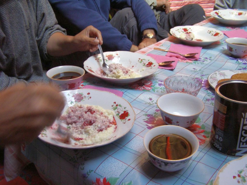 Frühstück 8in Sary Tash