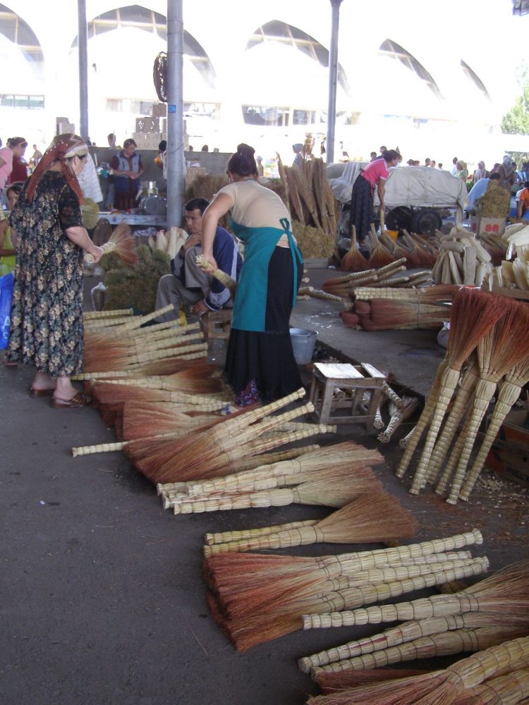 Besen auf dem Basar