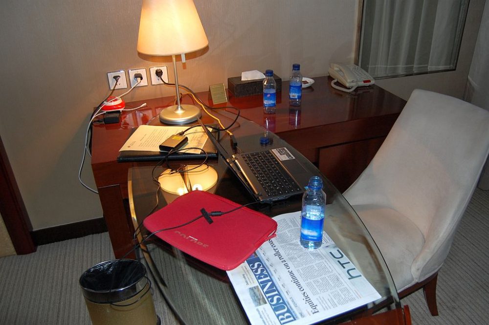 Schreibtisch im Hotel mit Internet