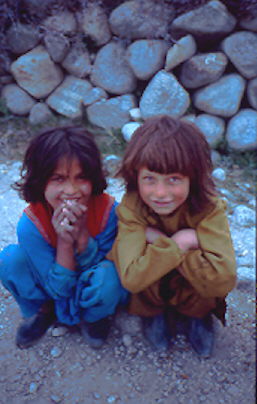 Kleine Mädchen im Hunza Tal