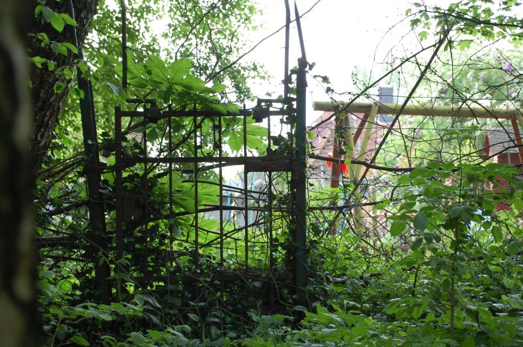 Zaun zu einem Vorgarten