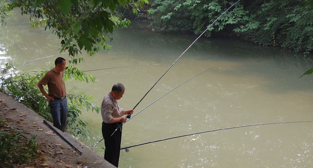 Angler an einem Kanal in Chengdu.