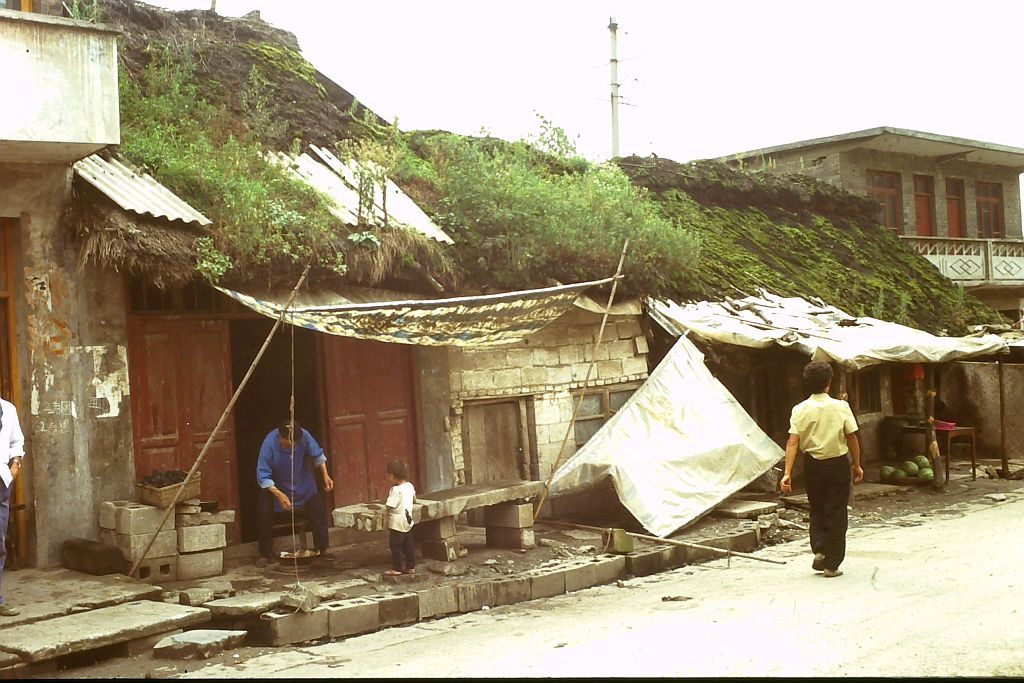 Südchina 1993: Dafang strohgedeckte Hütte