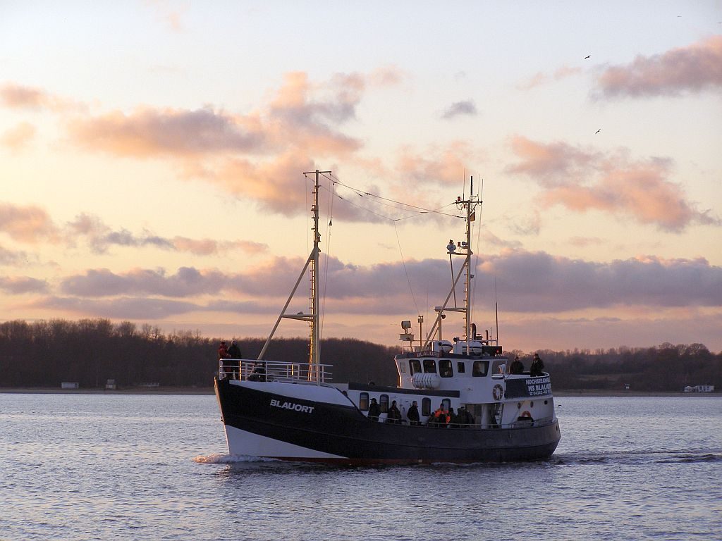 Laboe Silvester - Kieler Foerde - Fischkutter Blauort kehrt in den Hafen zurück.