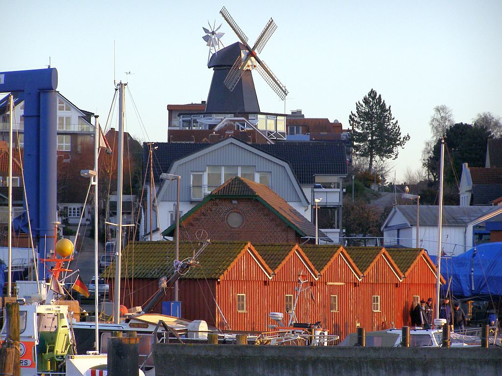 Laboe mit Mühle und kleinen Häusern.