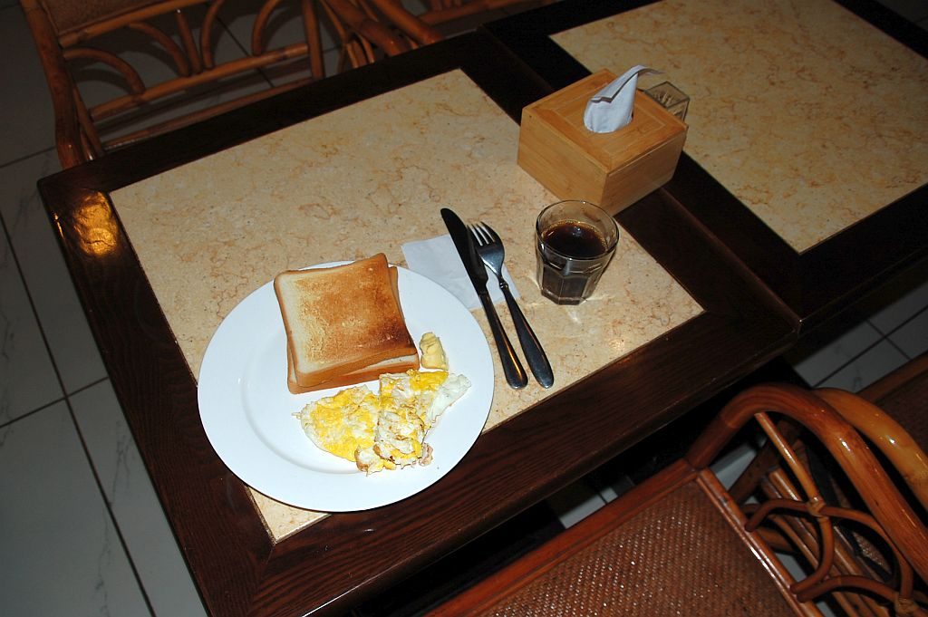 Toast mit Ei und Kaffee - Frühstück