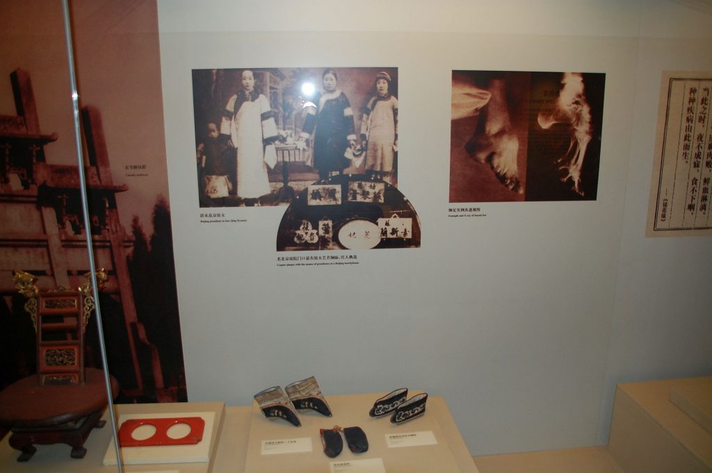 Schuhe für Lotosfüße im Museum in Peking.