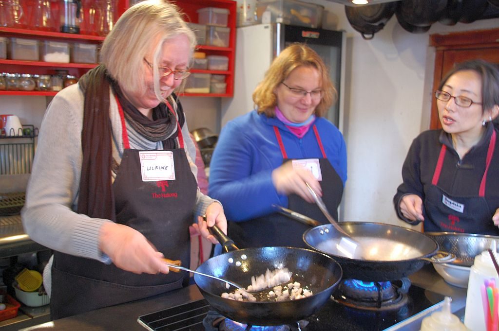 Linni und ich bei der Arbeit am Wok