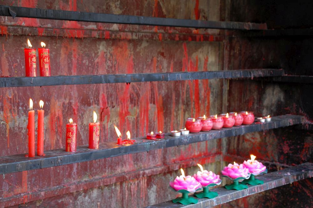 Daxingshan Tempel Xi'an,Kerzen in Form von Lotosblüten.