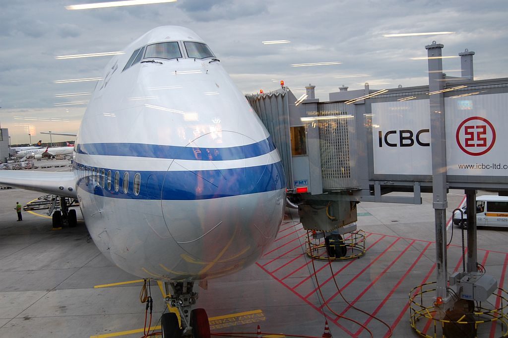 Flugzeug am Gate, in so einem riesigen Flieger ist die Flugangst geringer.