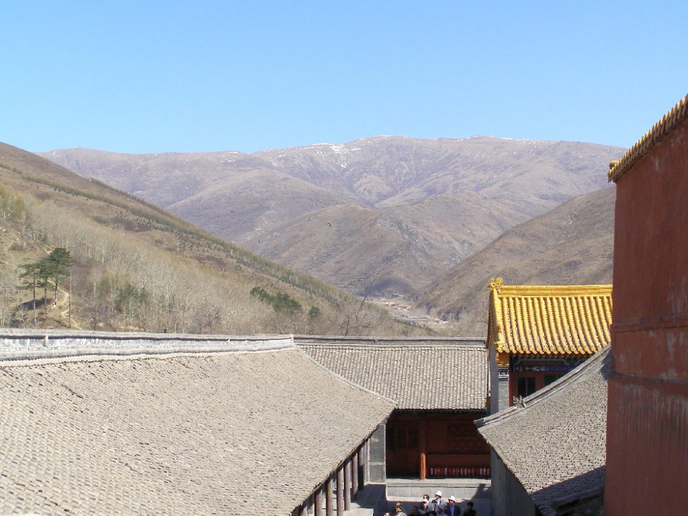 Wutaishan: Blick auf die Berge im Frühling.