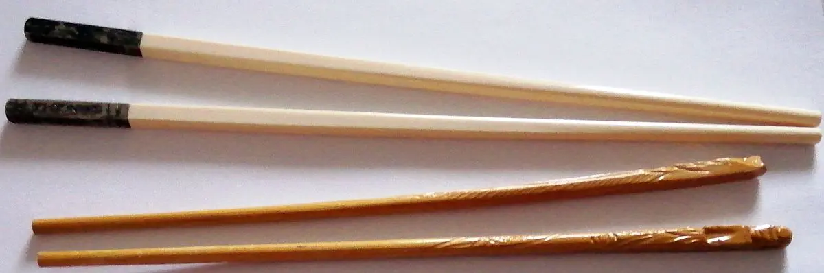 Essstäbchen, schön und praktisch. Mit Stäbchen essen ist ganz einfach. 2 Paar Stäbchen, eines mit Silbergriffen, eines aus Bambus mit Verzierungen.
