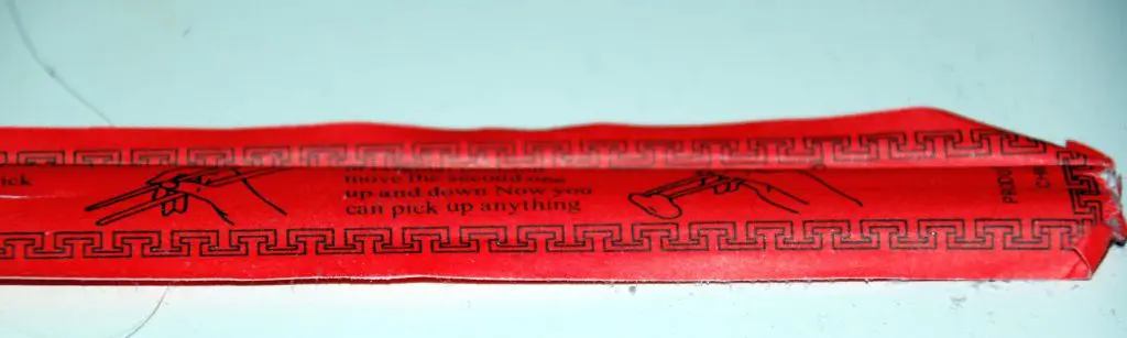 Ess-Stäbchen, wie sie in vielen Restaurants serviert werden. Mit einer Hülle, die eine Anleitung gleich mitbringt.