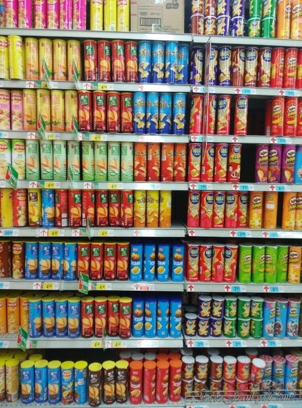 Chips mit Geschmack in China, ein großes Regal im Supermarkt.