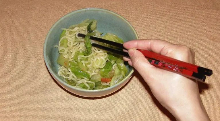 Mit Essstäbchen essen: hier seht ihr wie man die Stäbchen hält..