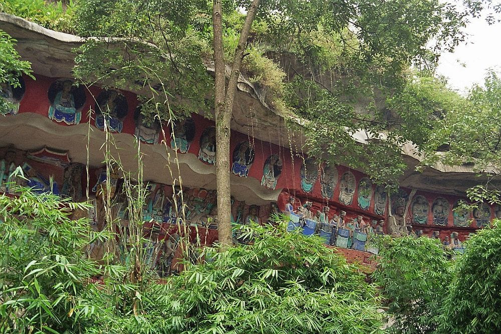 Dazu Buddhas, bei Chongqing, Figuren im dichten Wald.