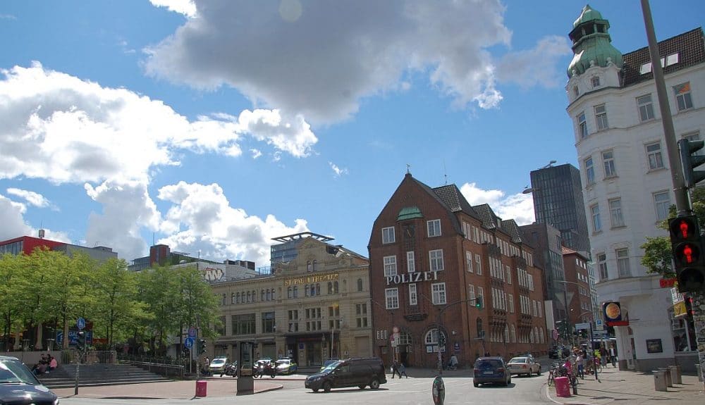 Rechts von der Davidwache geht es zur Herbertstraße.