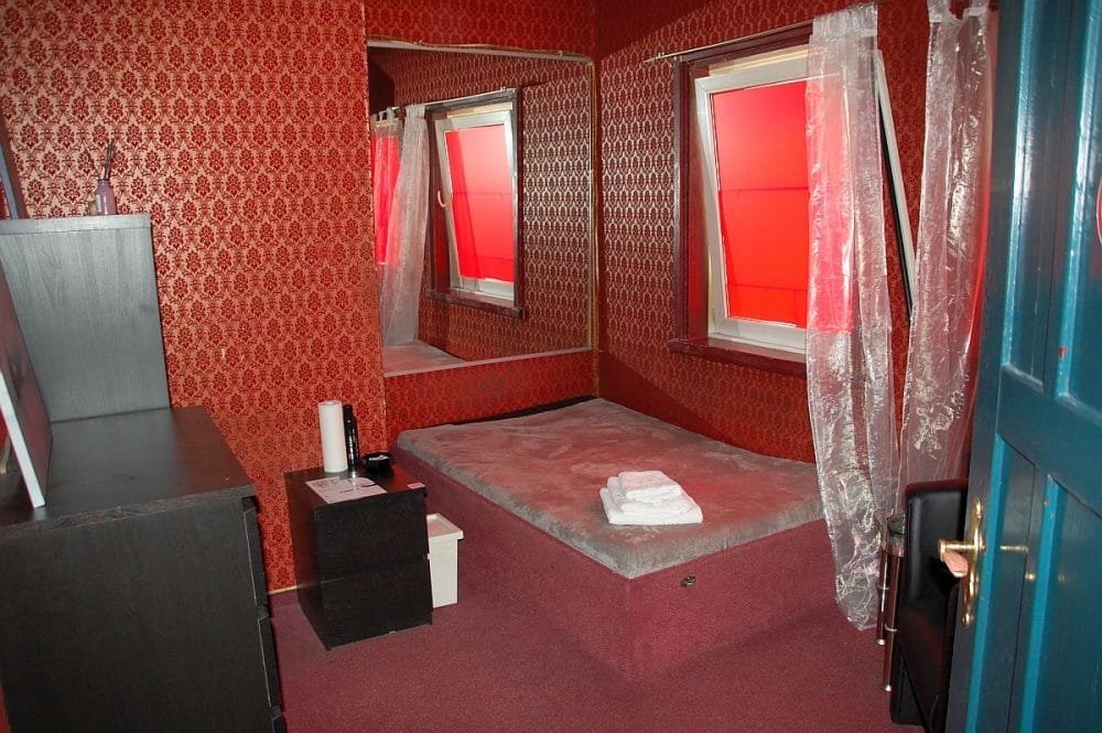 Zimmer im Bordell, ganz in Rot.