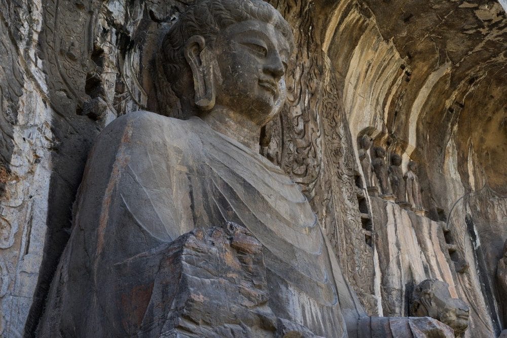 Longmen Grotten, große sitzender Buddha,