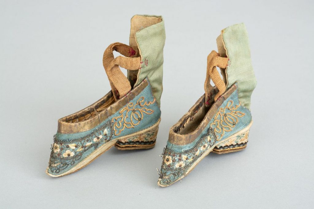 Länge 10,6 cm Hersteller:innen nicht dokumentiert, China 19. Jh. Sammlung C.W. Lüders Inv.Nr. A 145 © MARKK. Edle Schuhe aus Seide für die Lotusfüße.