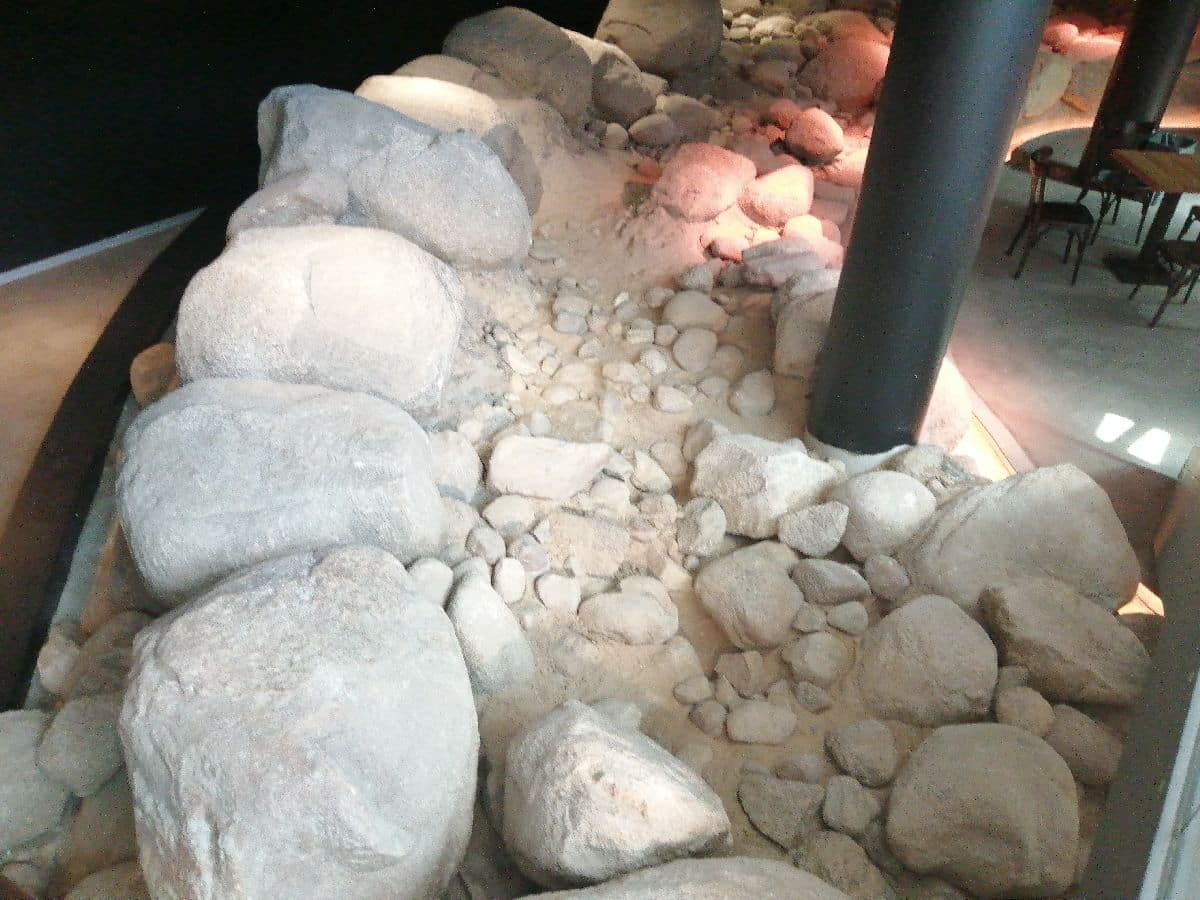 Bischsturm, mächtige Steine bilden die Grundmauer.