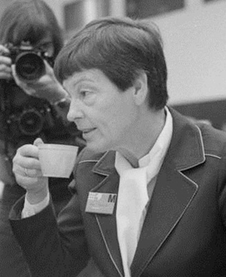 Von Bundesarchiv_B_145_Bild-F055066-0024,_Köln,_SPD-Parteitag,_Schmidt_mit_Ehefrau_Loki.jpg: Schaack, Lotharderivative work: Sir James (talk) - Bundesarchiv_B_145_Bild-F055066-0024,_Köln,_SPD-Parteitag,_Schmidt_mit_Ehefrau_Loki.jpg, CC BY-SA 3.0 de, https://commons.wikimedia.org/w/index.php?curid=12729796