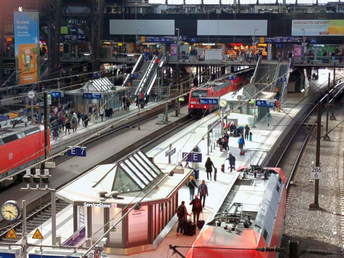 Hamburg Hauptbahnhof Blick vom Balkon auf die Gleise