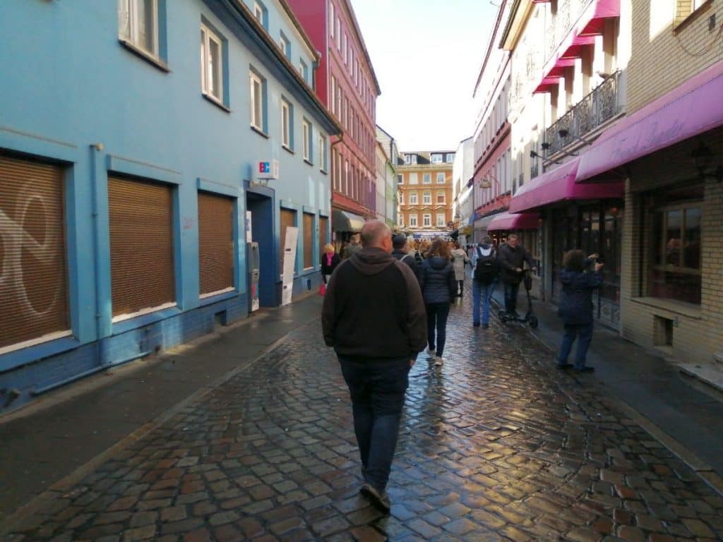 Die Herbertstrasse voller touristischer Besucher, mit verrammelten Fenstern.