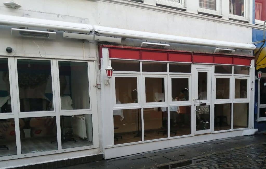 Herbertstraße Schaufenster, hinter denen sich in normalen Zeiten die Prostituierten präsentieren.