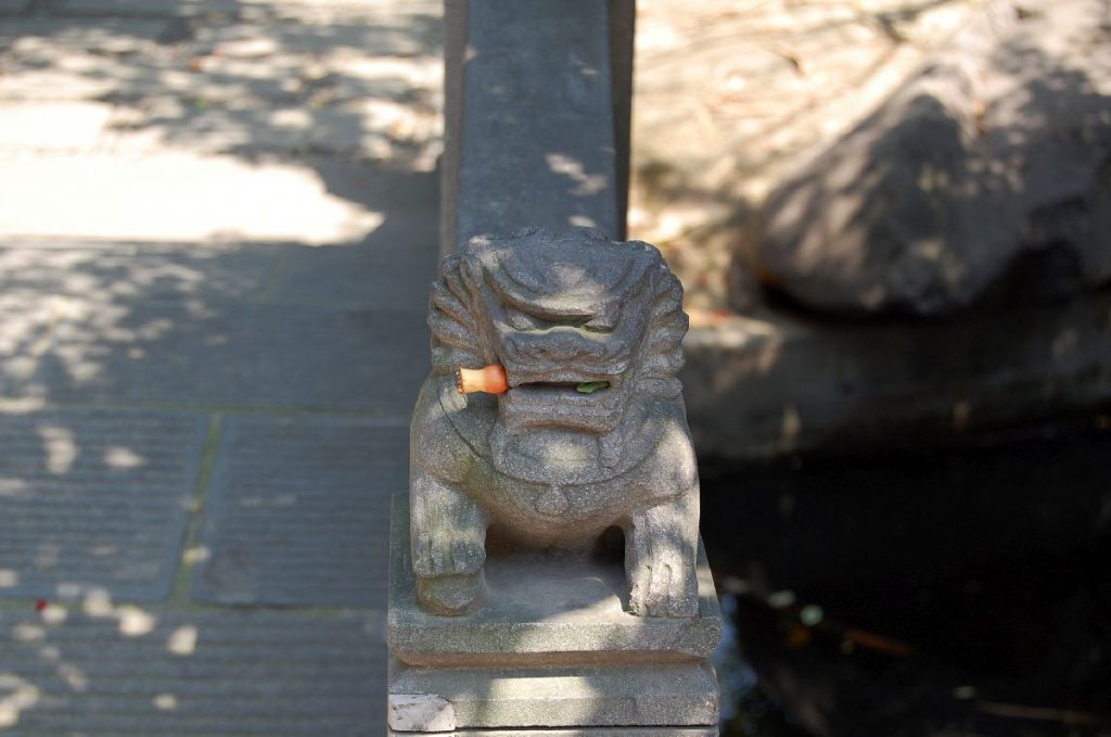 Löwe mit Zigerette im Maul.