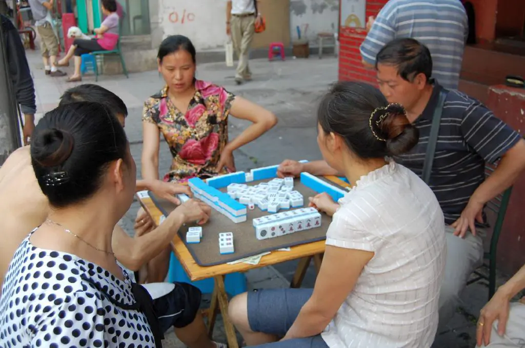 Mahjong Spielregeln  Es wird ganz öffentlich auf der Straße gespielt.