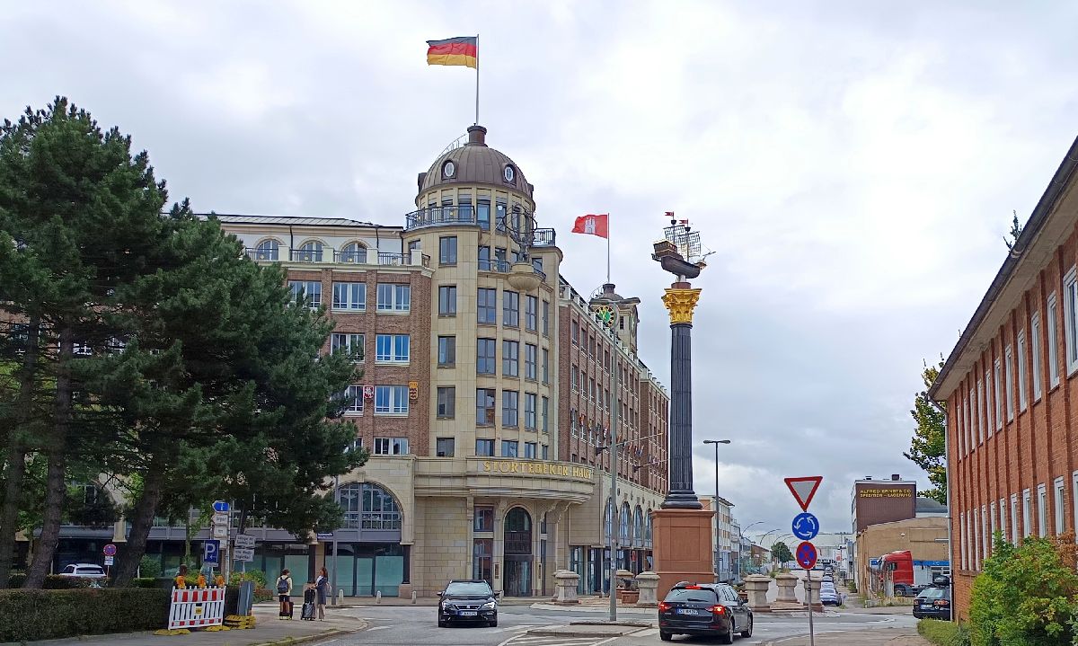 Störtebeker-Haus und Säule