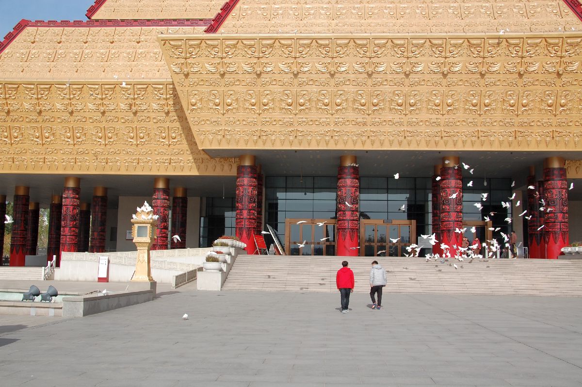 Tauben vor dem Museum der Schrift in Anyang