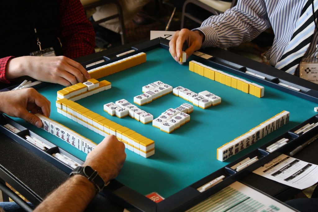Mahjong Spiel, interessante Spielsteine mit chinesische Schriftzeichen.
