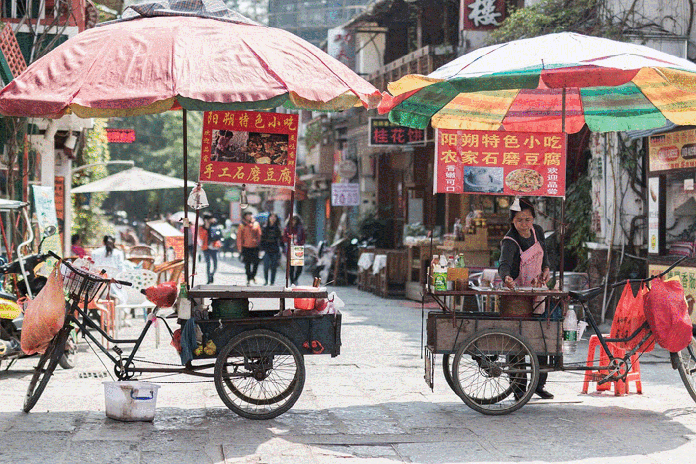 Quelle:https://pixabay.com/de/photos/china-stra%c3%9fe-strassenh%c3%a4ndler-guilin-6788187/
