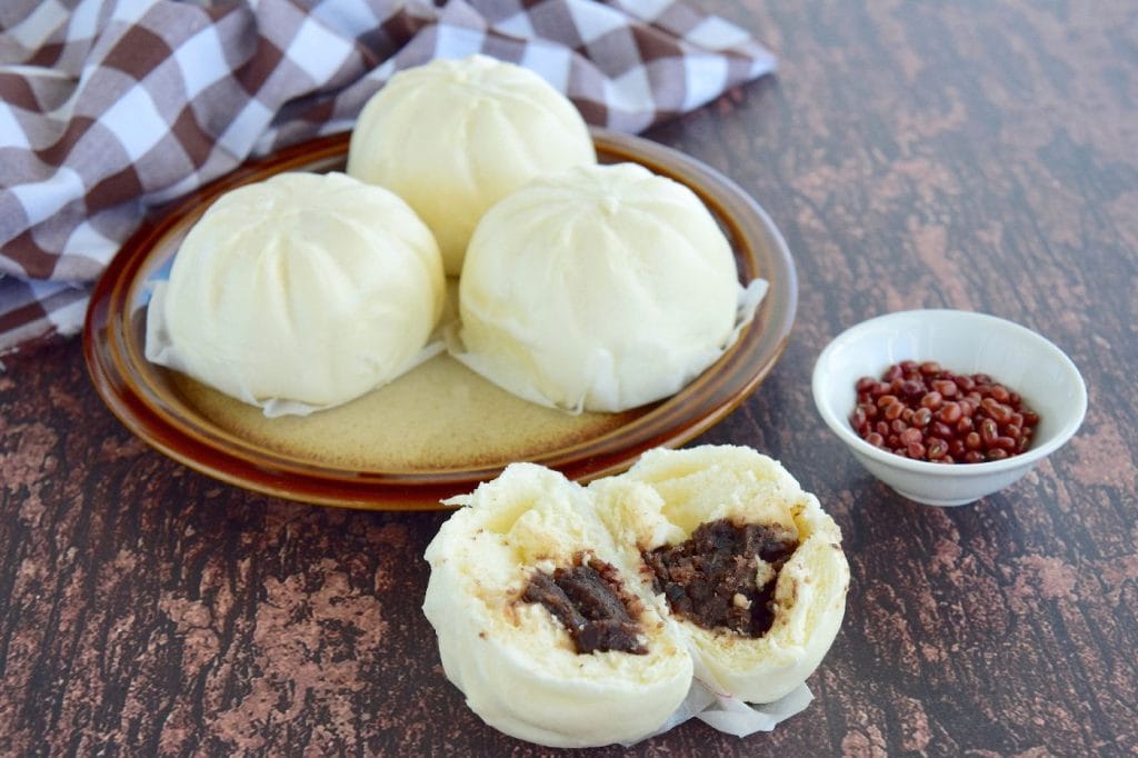 Baozi mit rote Bohnenfüllung