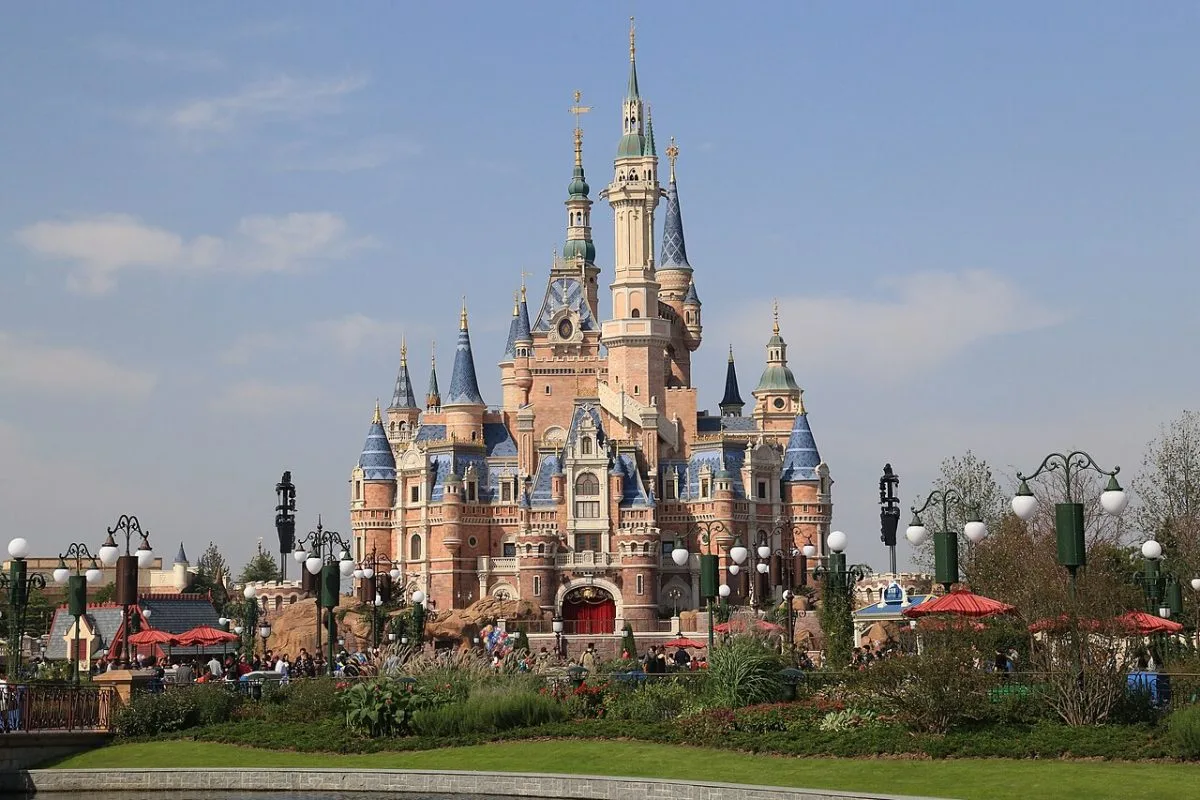 Disney Shanghai By <a href="//commons.wikimedia.org/wiki/User:MasaneMiyaPA" title="User:MasaneMiyaPA">MasaneMiyaPA</a> - <span class="int-own-work" lang="en">Own work</span>, <a href="https://creativecommons.org/licenses/by-sa/4.0" title="Creative Commons Attribution-Share Alike 4.0">CC BY-SA 4.0</a>, <a href="https://commons.wikimedia.org/w/index.php?curid=53474888">Link</a>